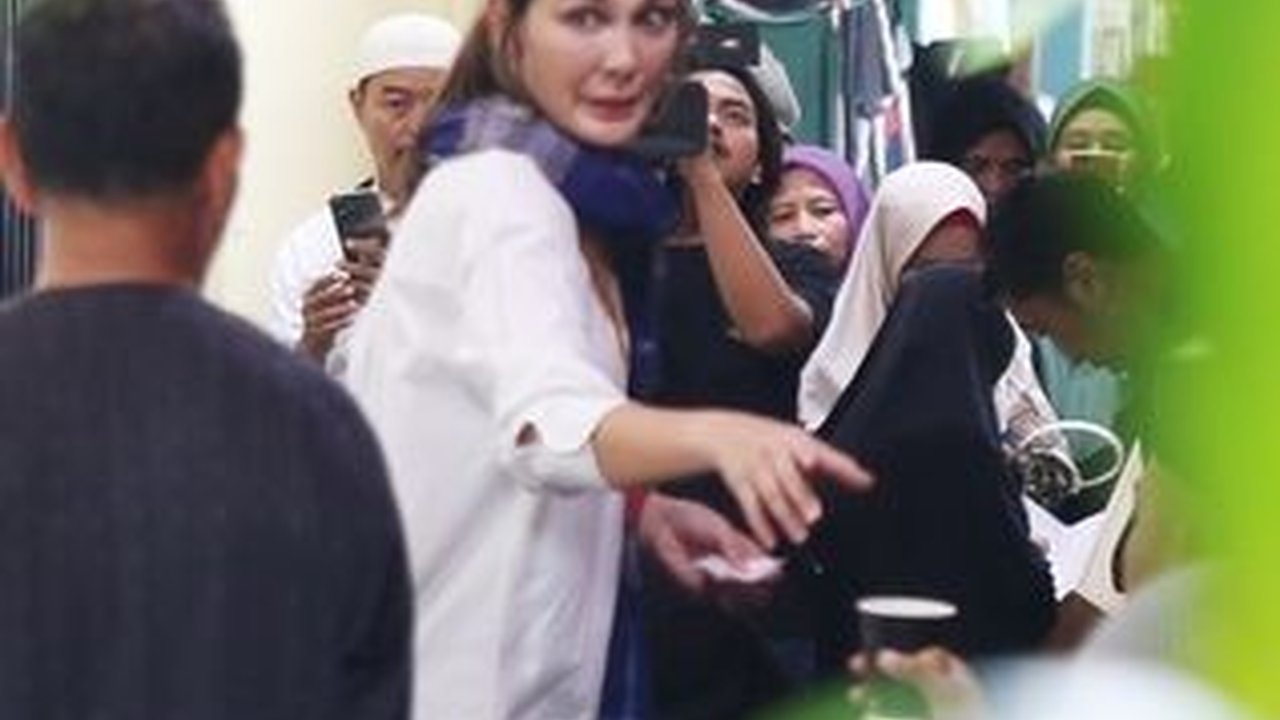 Potret Suasana Rumah Maxime Bouttier Pasca Kematian sang Ibundaya - Luna Maya Terekam Bagikan Kopi ke Pelayat.