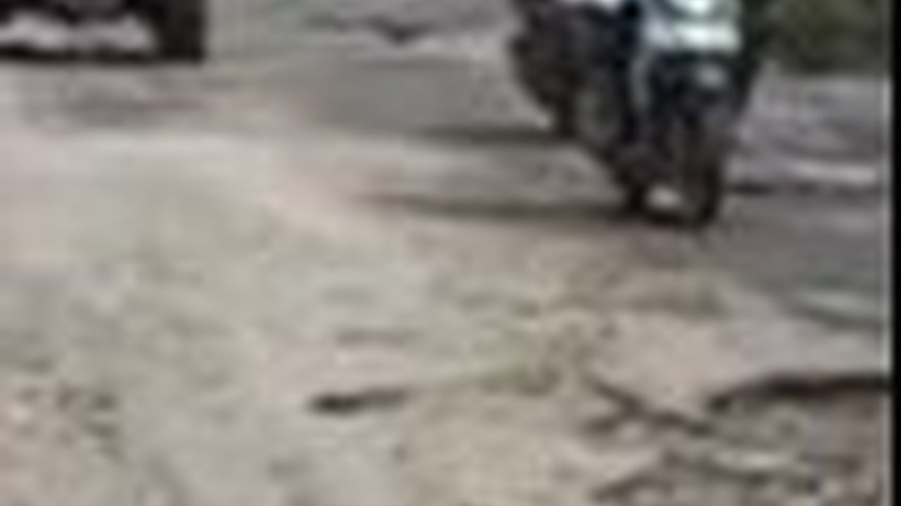 Cuma 1 Km dari Rumah SBY, Jalan Ini Rusak Parah Sering Bikin Pengendara Jatuh