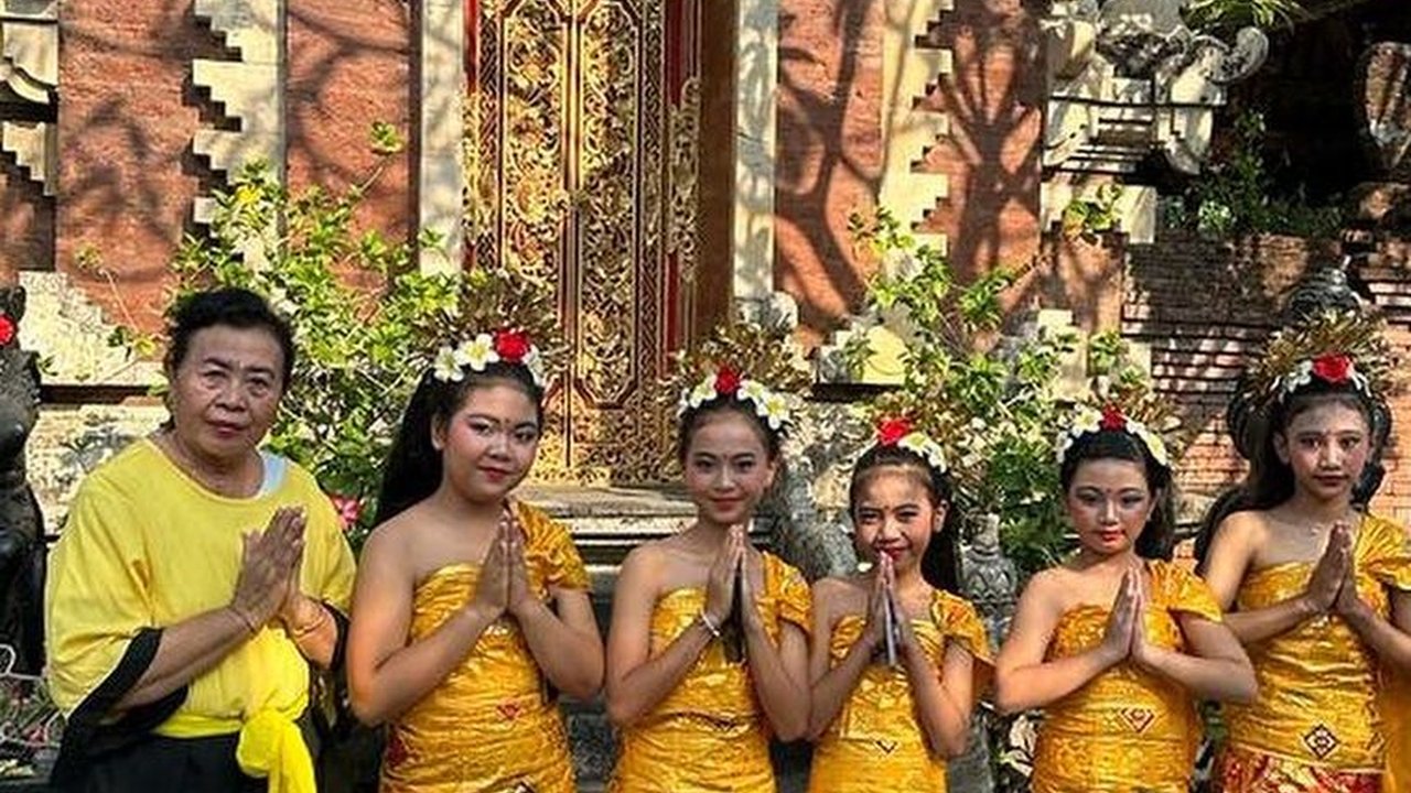 Melihat Satu-satunya Pura di Cirebon, Punya Nuansa Bali yang Kental