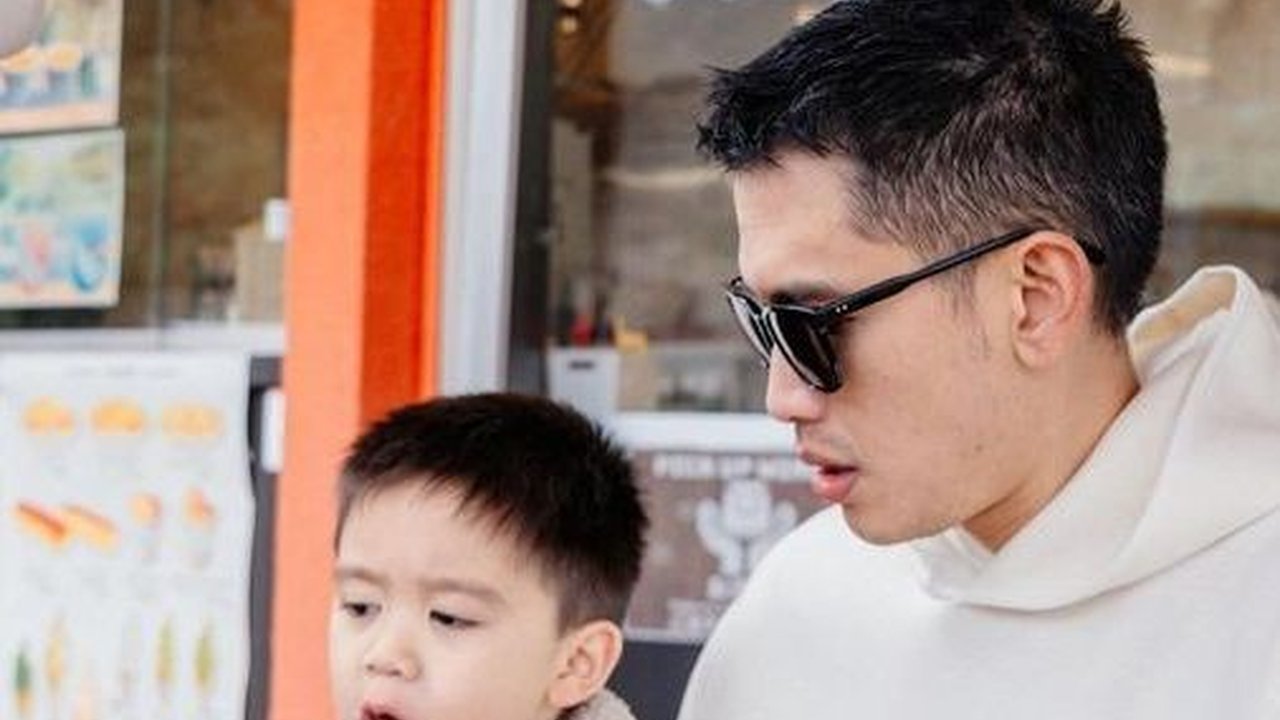 7 Potret Ganteng Athar Anak Citra Kirana dan Rezky Aditya saat Liburan di Jepang, Duplikat Sang Ayah