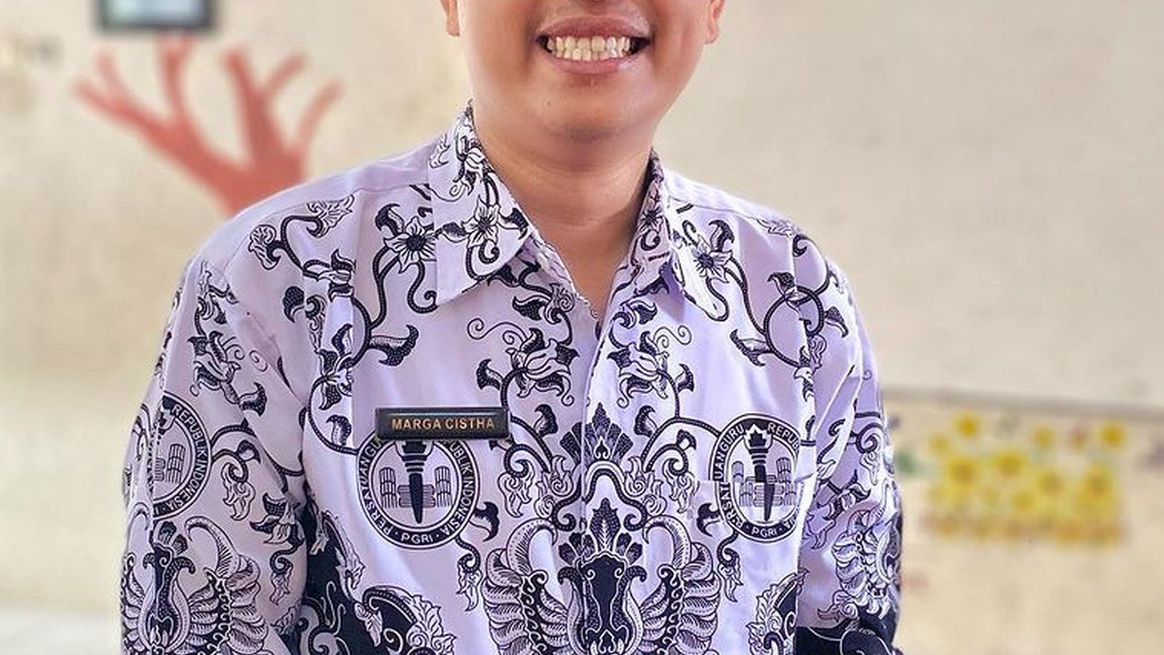 Kisah Guru Honorer Gaji Rp200 Ribu Sering Bantu Murid Kurang Mampu, Belikan Alat Tulis hingga Sepatu
