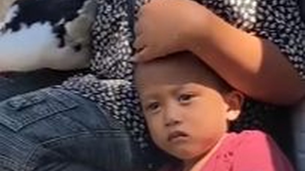 Potret Haru Bocah SD Kakak Adik Jualan Entok Demi Berobat Sang Ibu yang Kritis karena Gagal Ginjal