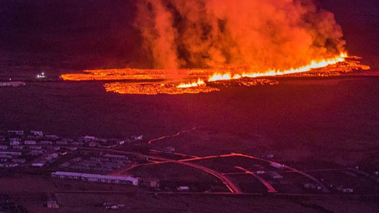 FOTO: Dahsyatnya Letusan Gunung Api di Islandia, Lava Pijar Mengalir ke Kota dan Bakar Rumah-Rumah Penduduk