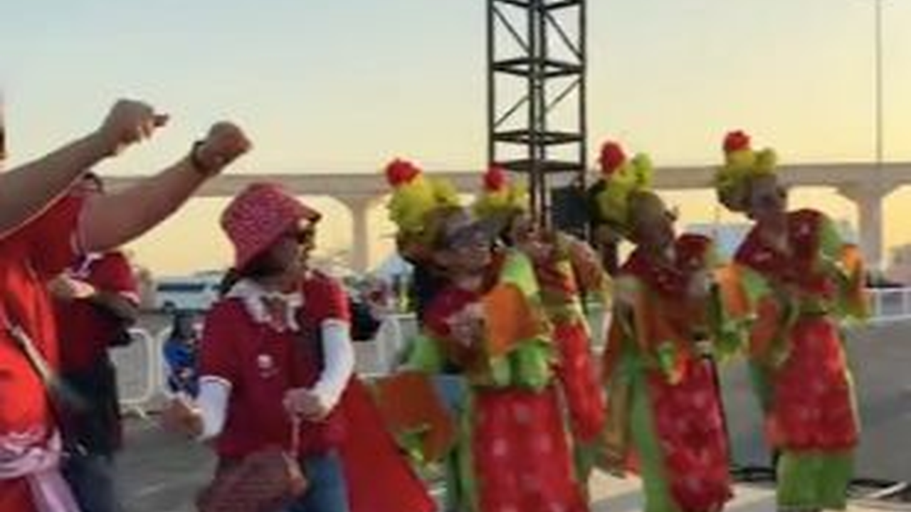 Sebelum Tanding, Suporter Timnas Indonesia Dangdutan di Depan Stadion Qatar, Joget Pakai Lagu Rungkad