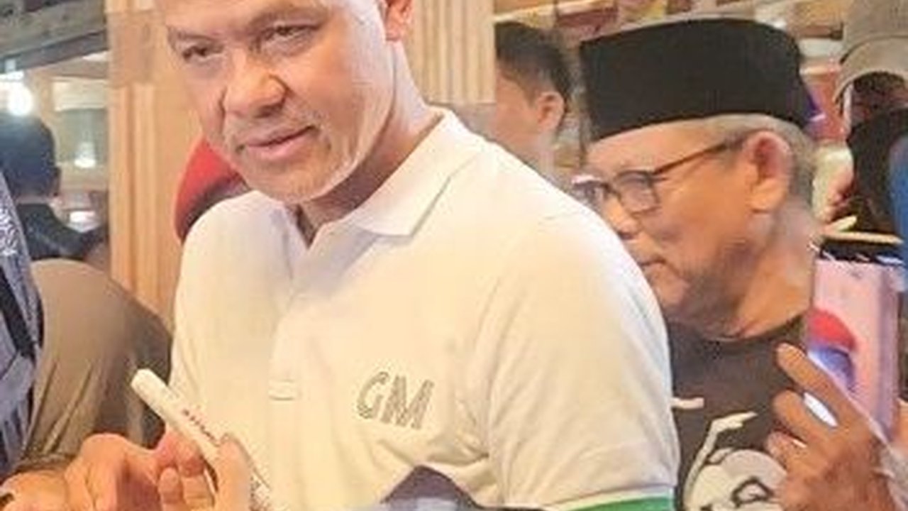 Naik Vespa, Ganjar Blusukan ke Pasar Kajen Pekalongan