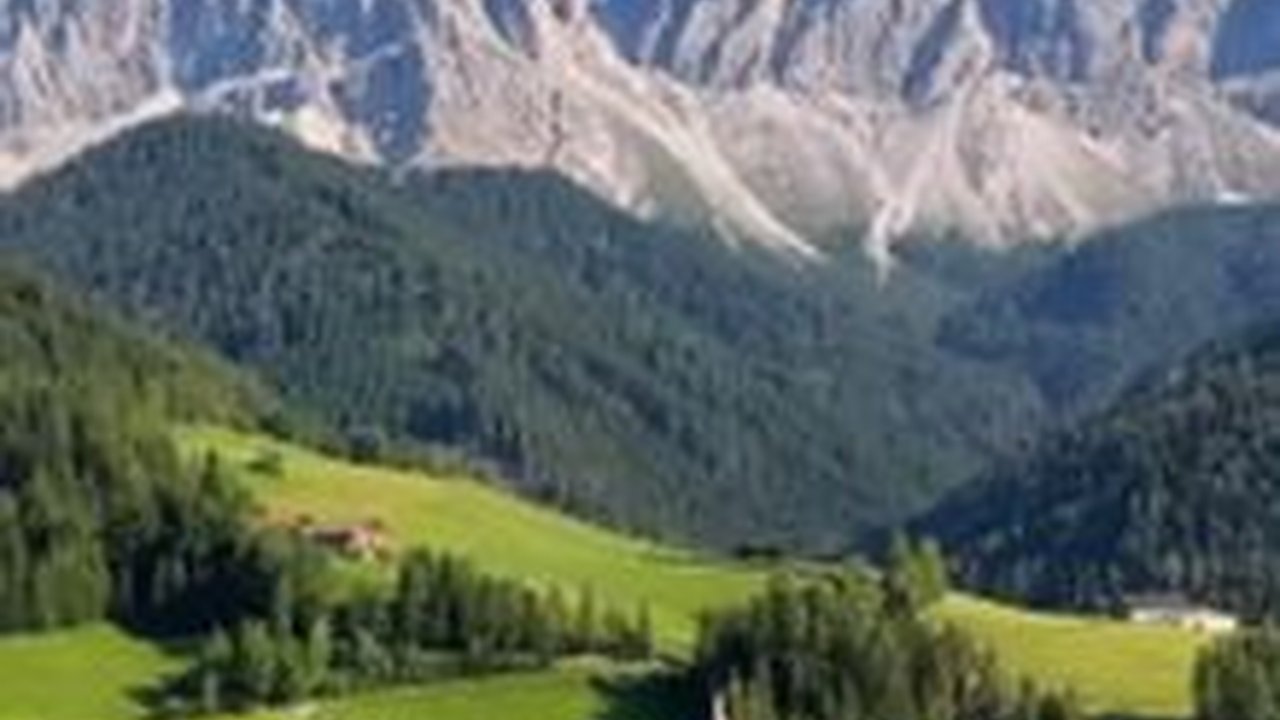 Desa Super Bersih di Italia Ini Bak Lukisan Hidup, Ada Padang Rumput hingga Pegunungan Indah