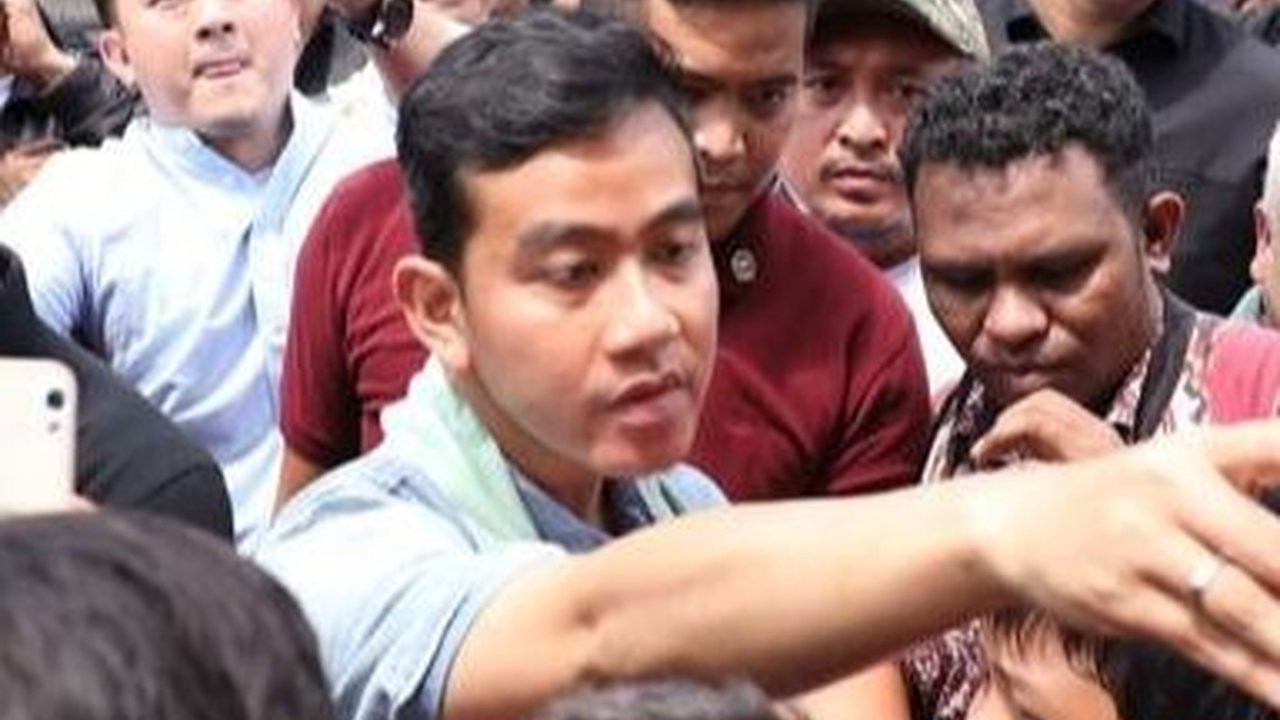 Blusukan ke Warakas, Gibran Bikin Pedagang Roti Tak Berkutik