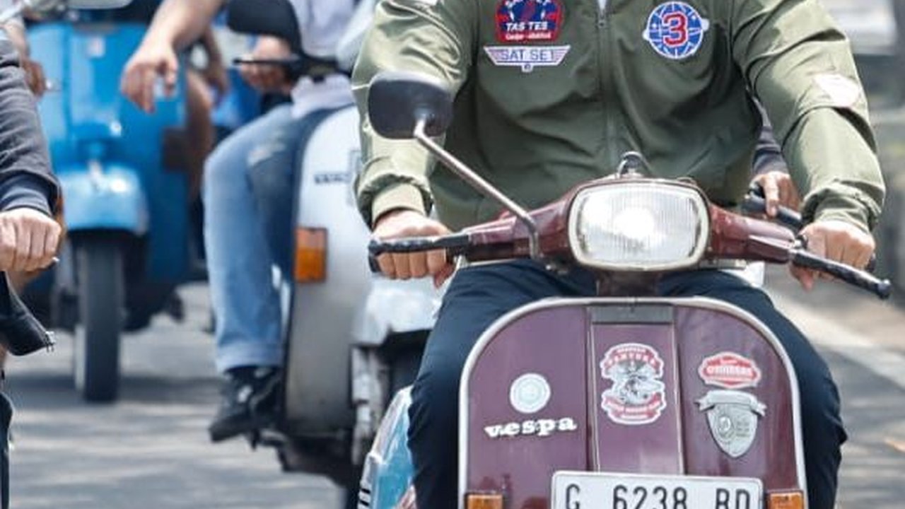 Momen Ganjar Pranowo Geber Vespa Bareng Komunitas Motor Pekalongan
