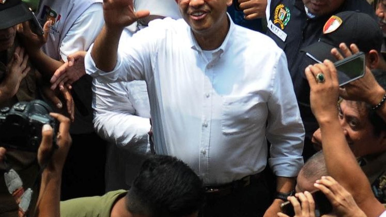 VIDEO: Anies Berkali-kali Dihujani Pelukan Anak Papua, Penonton Histeris