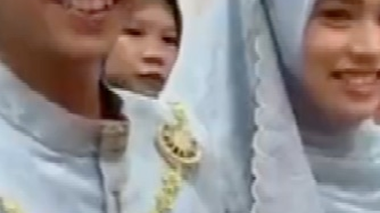 Viral Momen Resepsi Nikah bak Upacara Pedang Pora, Ternyata Pakai Raket Bikin Ngakak