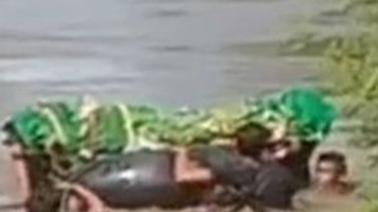 Cerita Miris Warga Bangkunat Pesisir Barat Lampung, Seberangi Sungai Antar Jenazah ke Pemakaman