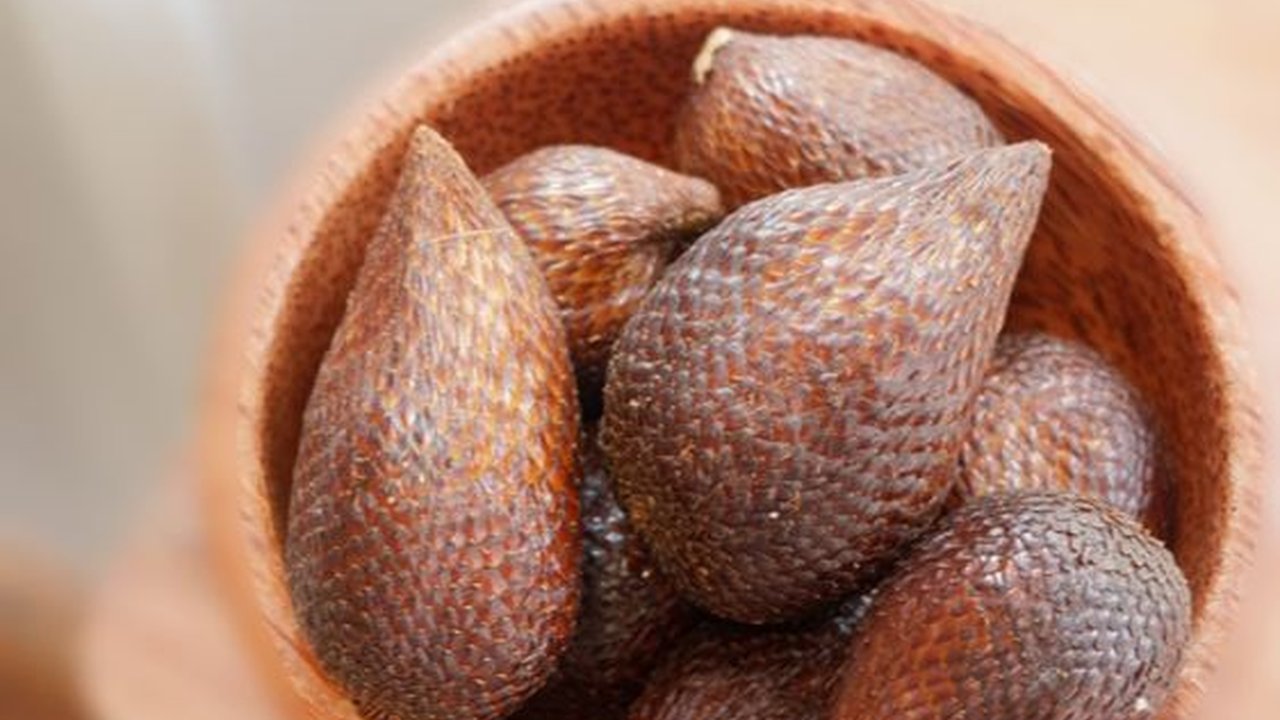 Tak Asal Dikupas, Begini Cara Makan Buah Salak yang Benar