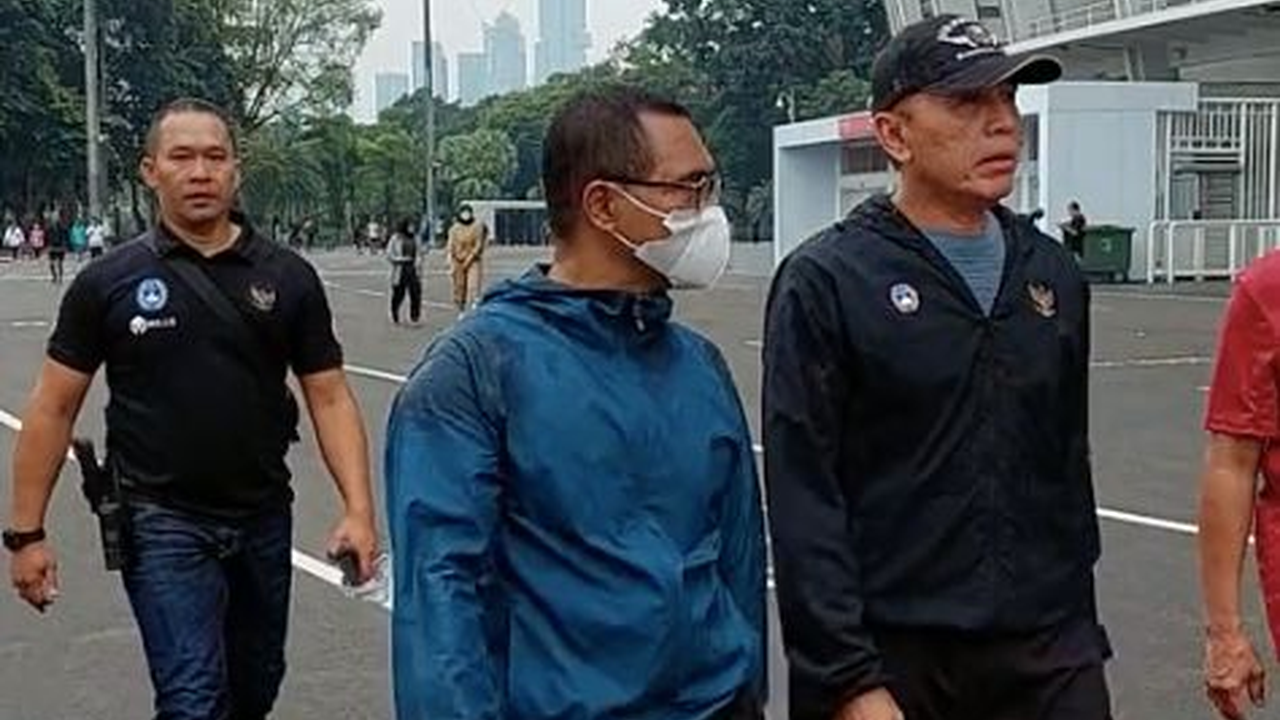 Momen Pensiunan Jenderal Bintang 3 Polri Olahraga di GBK, di Belakangnya Pria Tegap Berpistol Terus Mengikuti