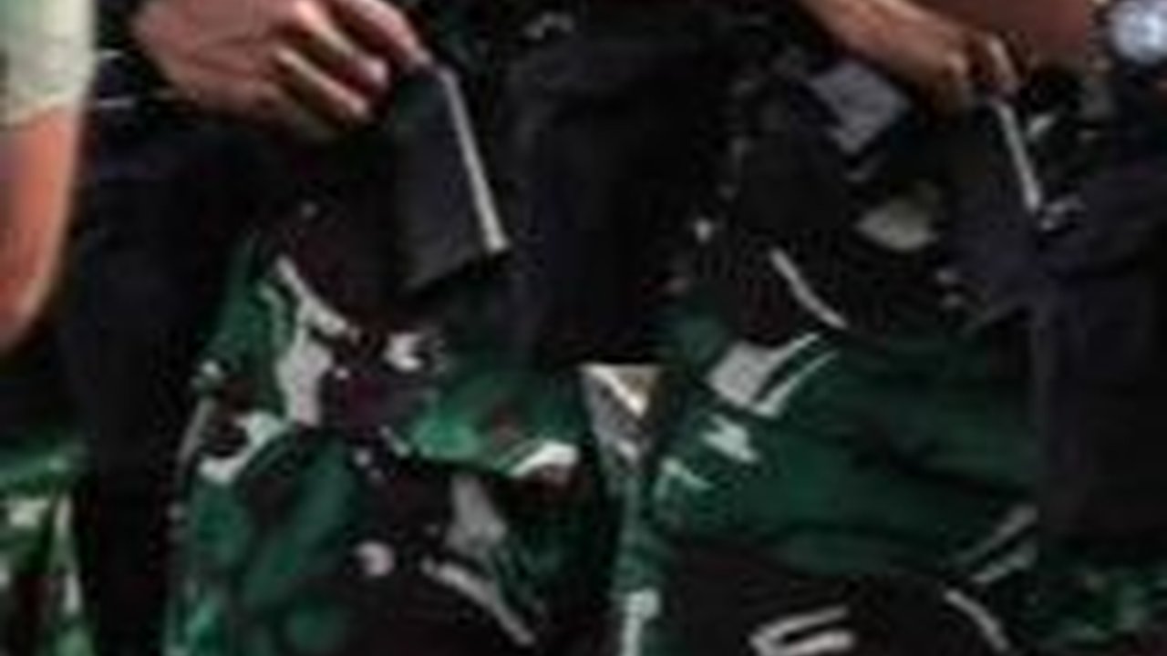 Momen Para TNI Berangkat Tugas Salaman ke Komandan, Satu Prajurit Tak Pakai Baret Malah Peci jadi Sorotan