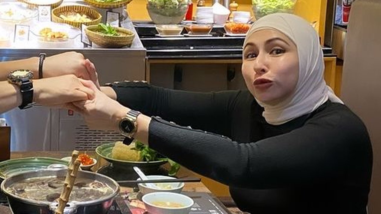 8 Potret Ferry Maryadi dan Deswita Rayakan Anniversary Ke-12, Nempel Terus Bak Perangko