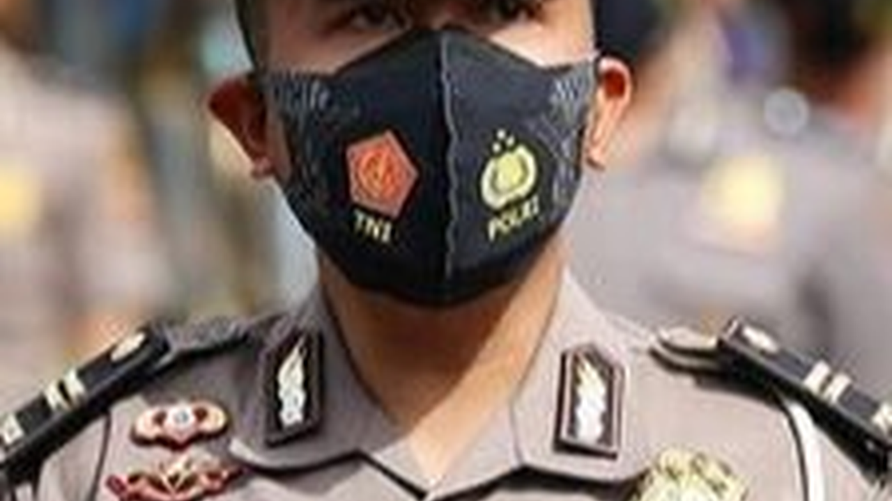 Perwira Polisi Pamer Otot Bareng Pensiunan Jenderal Eks Kapolri, Sang Ayah Dipuji Awet Muda