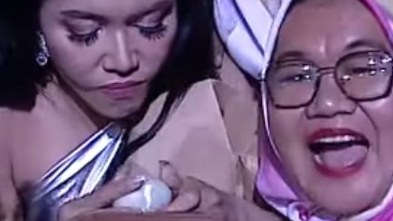 Bikin Heboh Satu Studio, Denada dan Happy Asmara Rebutan Oleh-oleh dari Pendukung Maharani Peserta D'Academy 6