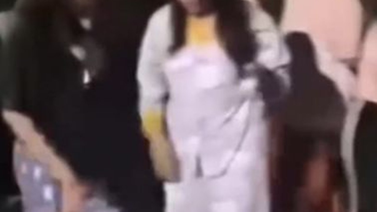 Pakai Baju Tidur, Para Wanita Cantik Berambut Panjang Tabur Bunga & Bakar Lilin di Tempat Karaoke Orange