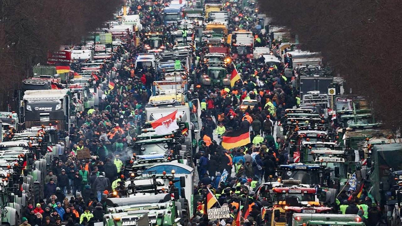 FOTO Momen Petani Jerman Protes Kenaikan Pajak, Ribuan Traktor Penuhi Jalanan di Berlin