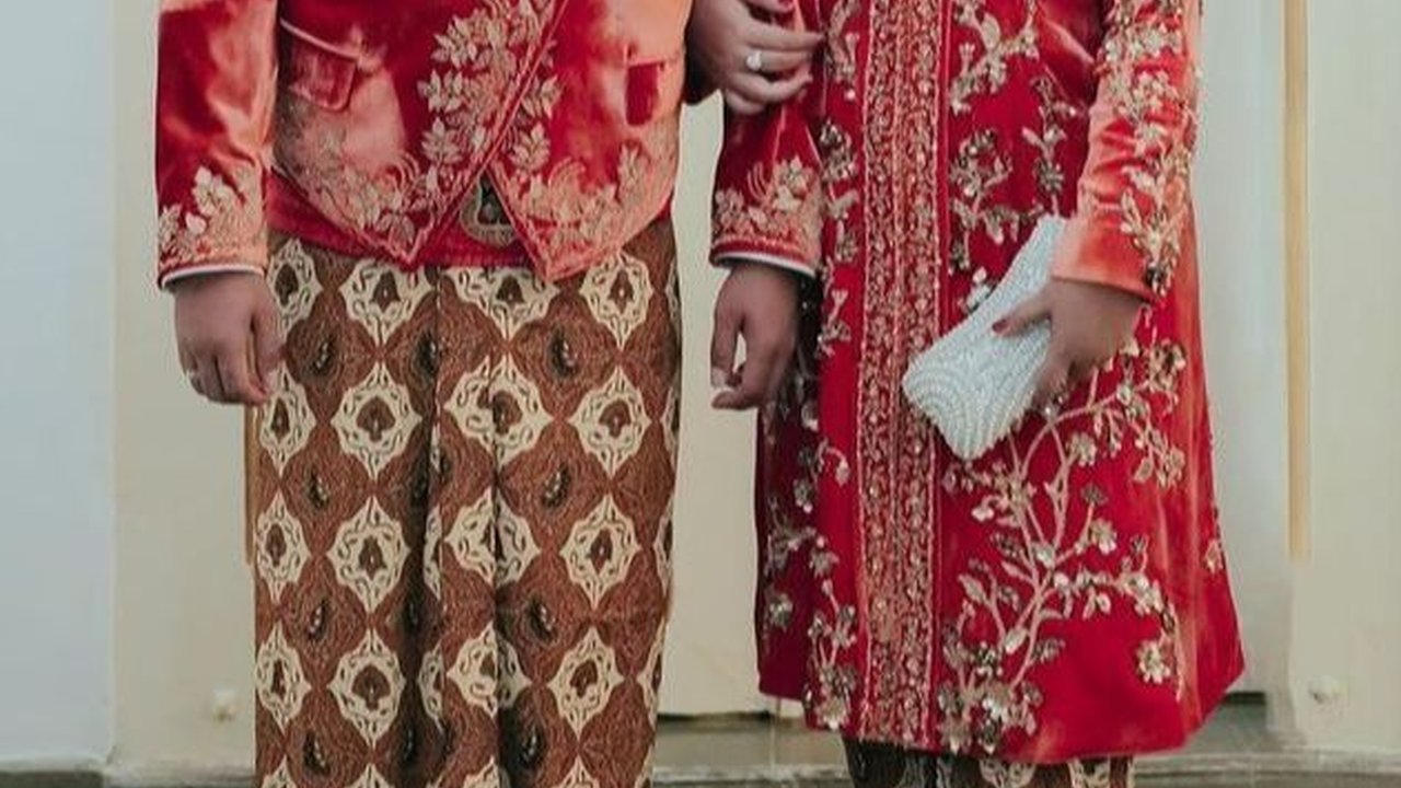 VIDEO: Bobby Nasution-Kahiyang Ayu Kompak Berbaju Warna Biru Jari Tangan Angka 2 Joget 'Oke Gas'