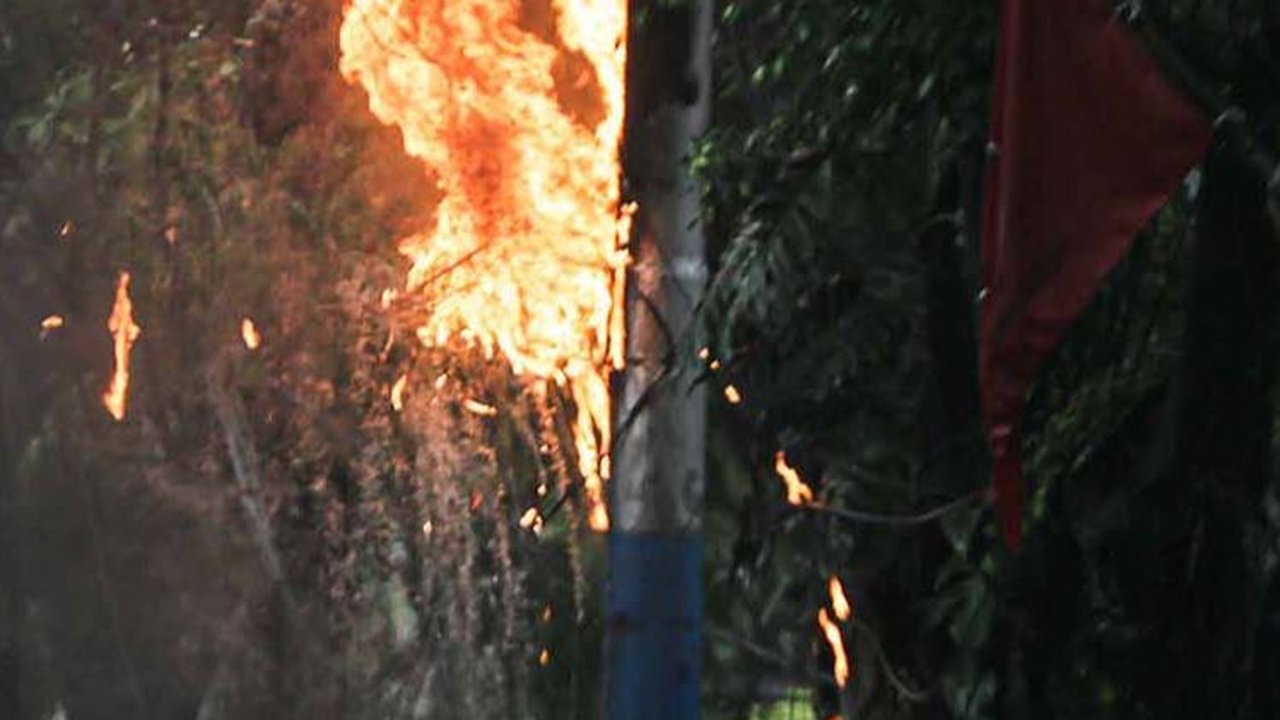 FOTO: Ngeri, Tiang Listrik di Menteng Tiba-Tiba Terbakar Saat Hujan Deras
