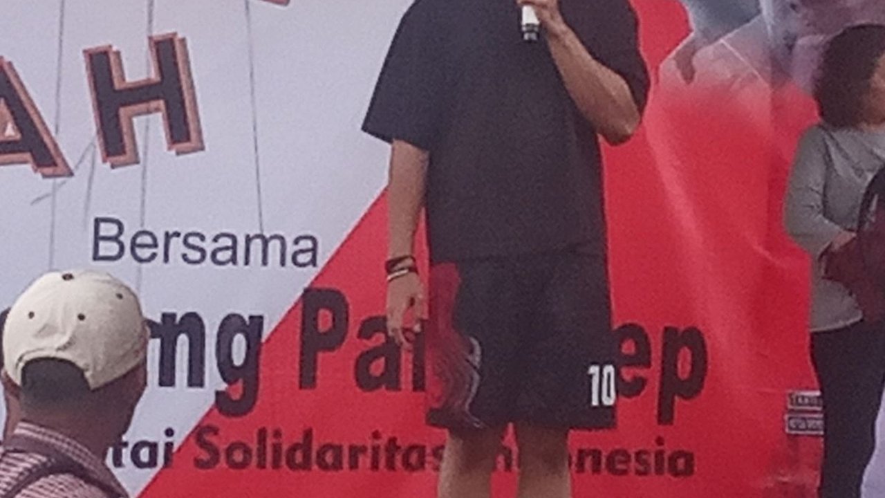 Canda Kaesang Terpaksa Bagi Sembako Pakai Celana Bola Usai Basah-basahan Terjang Genangan