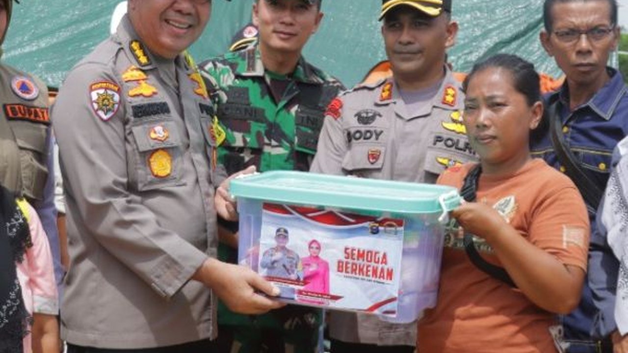 Banjir Inhu Belum Surut dan Warga Terserang Penyakit, Rombongan Kapolres Naik Perahu Beri Bantuan