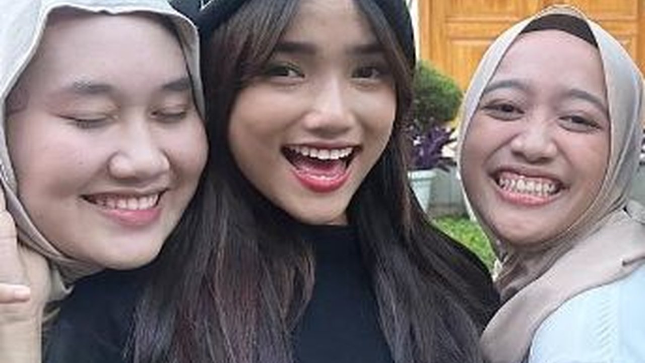 Foto-foto Fuji dan Sahabat Dekat, Tidak Membatasi Diri Meski Sudah Jadi Artis