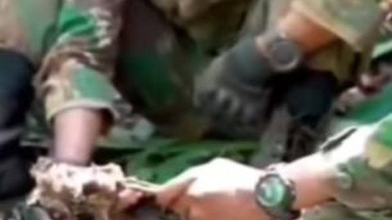 Momen Taruna Akmil Latihan di Hutan, Ramai-ramai Bakar Ayam dan Ada yang Tidur di atas Pohon Begitu Nyenyak