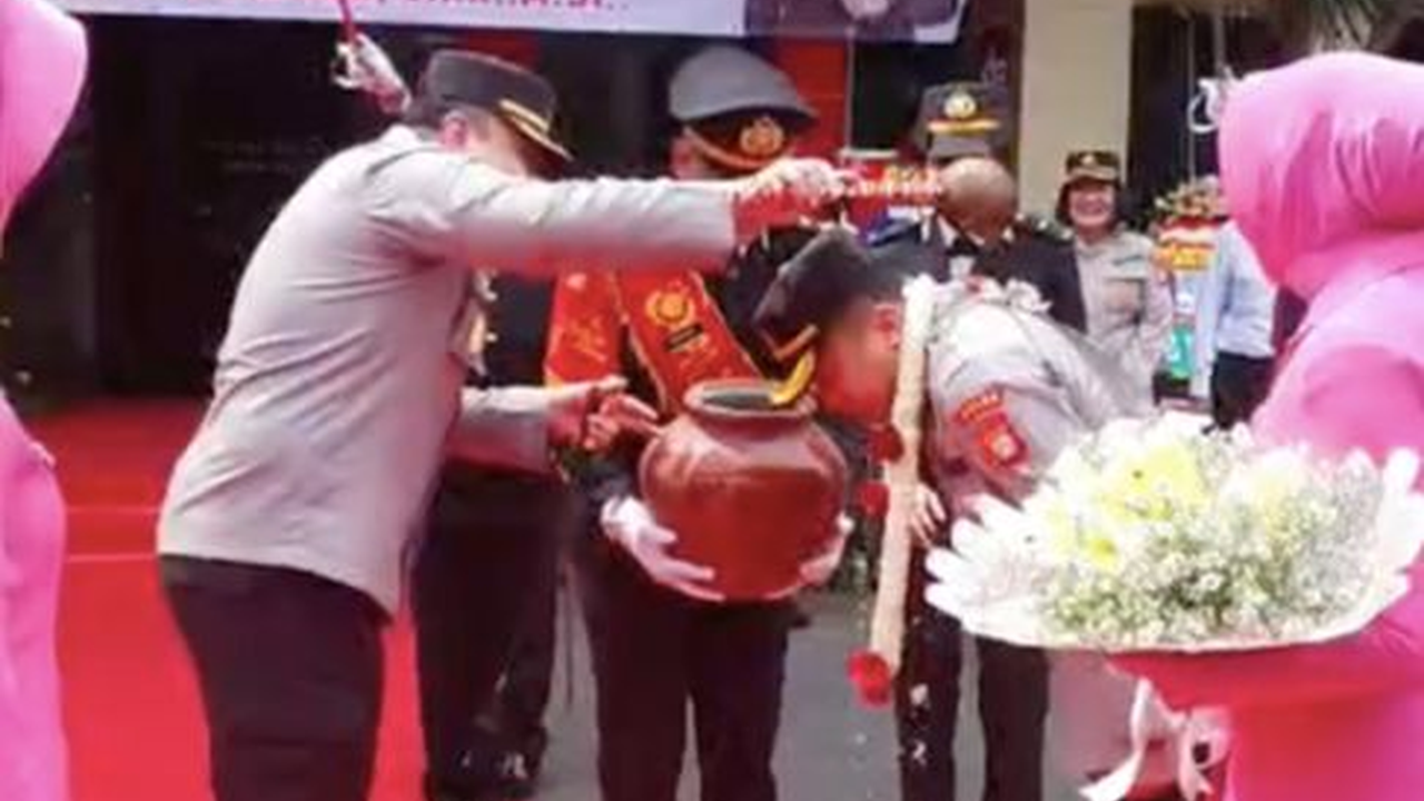 Kombes Polisi Disiram Air Kembang Hingga Basah Kuyup, Sang Istri Usap Punggungnya