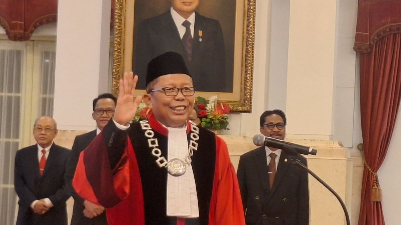 Ucap Sumpah Jabatan di Depan Jokowi, Asrul Sani Resmi jadi Hakim MK