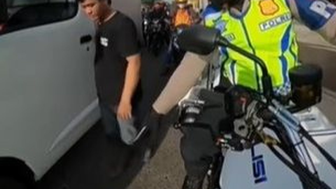 Viral Pengendara Ditegur Keras Polisi Gara-Gara Merokok di Jalan, Ini Ancaman Pidananya