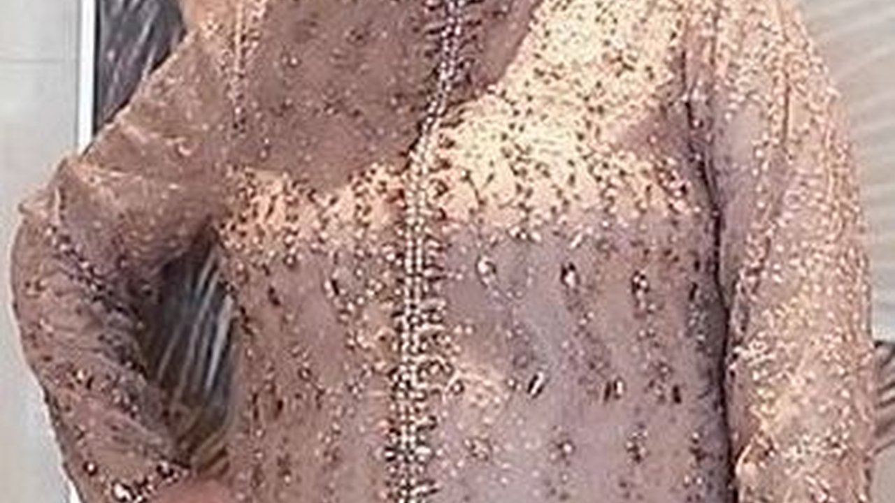 Dengan Keyakinan Penuh Akan Kesembuhan, Mpok Atiek Memilih Terapi Alternatif dalam Menghadapi Penyakitnya.