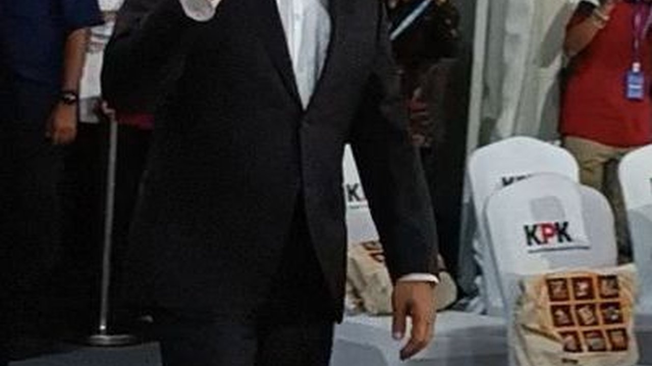 VIDEO: Detik-Detik Anies Turun Panggung Salami Prabowo saat Acara di KPK