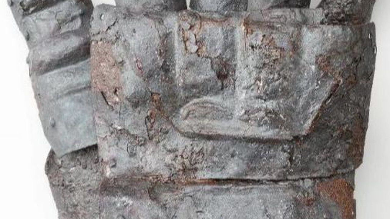 Sarung Tangan Unik Abad ke-14 Ditemukan di Kastil, Dilapisi Pelat Besi dan Kondisinya Masih Utuh