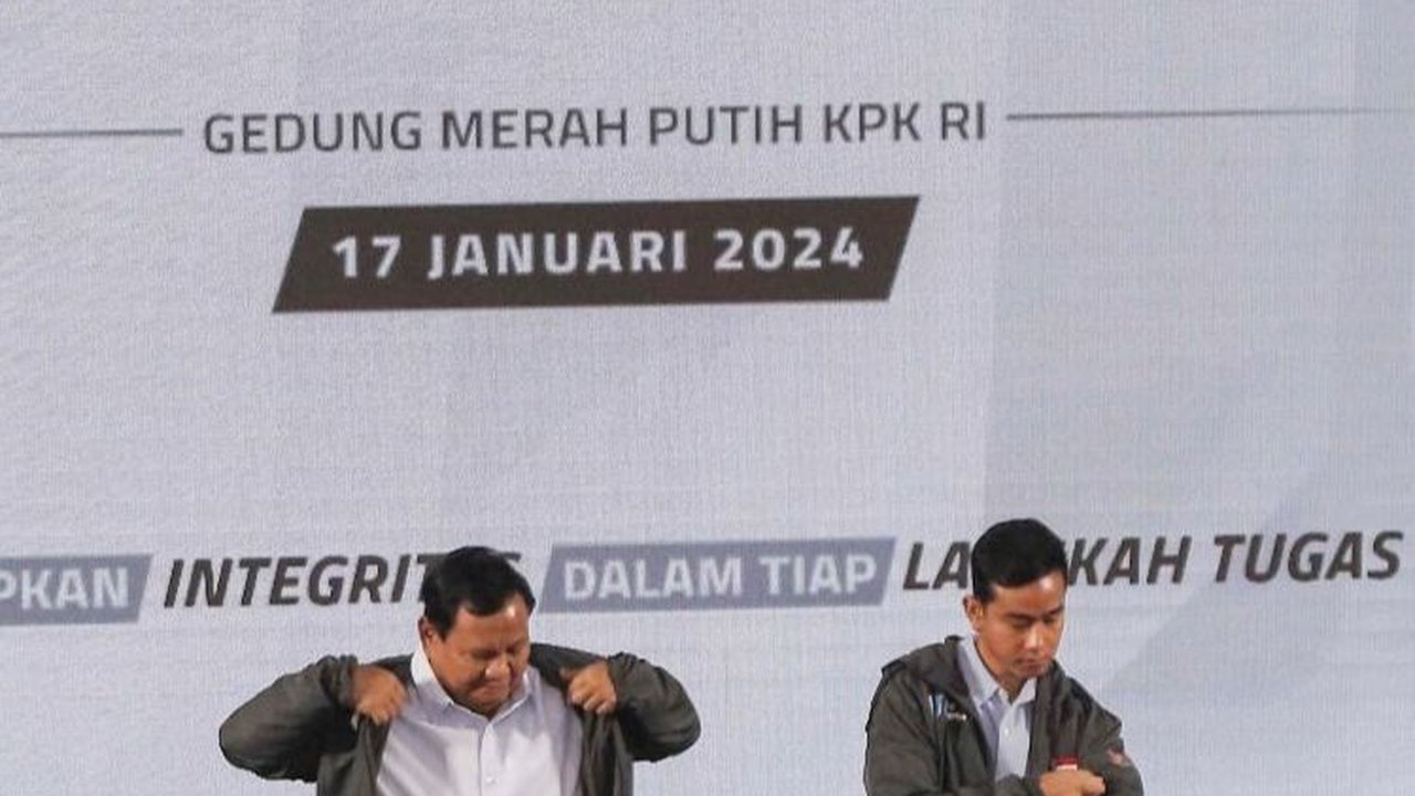 VIDEO: Gibran Sigap Bantu Prabowo Kenakan Jaket Pemberian KPK