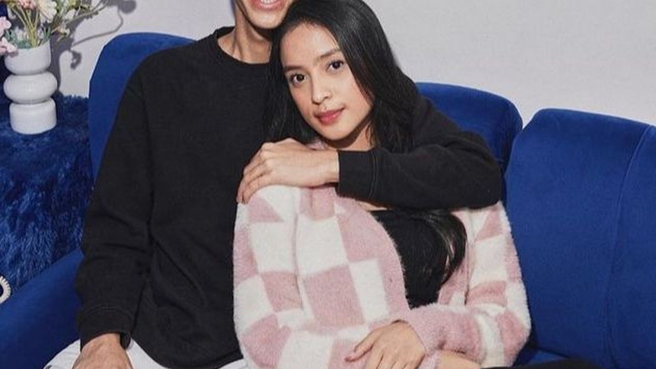 Potret Haru Putri Cantik Dede Yusuf Menangis di Makam Sang Kekasih yang Meninggal di Usia Muda
