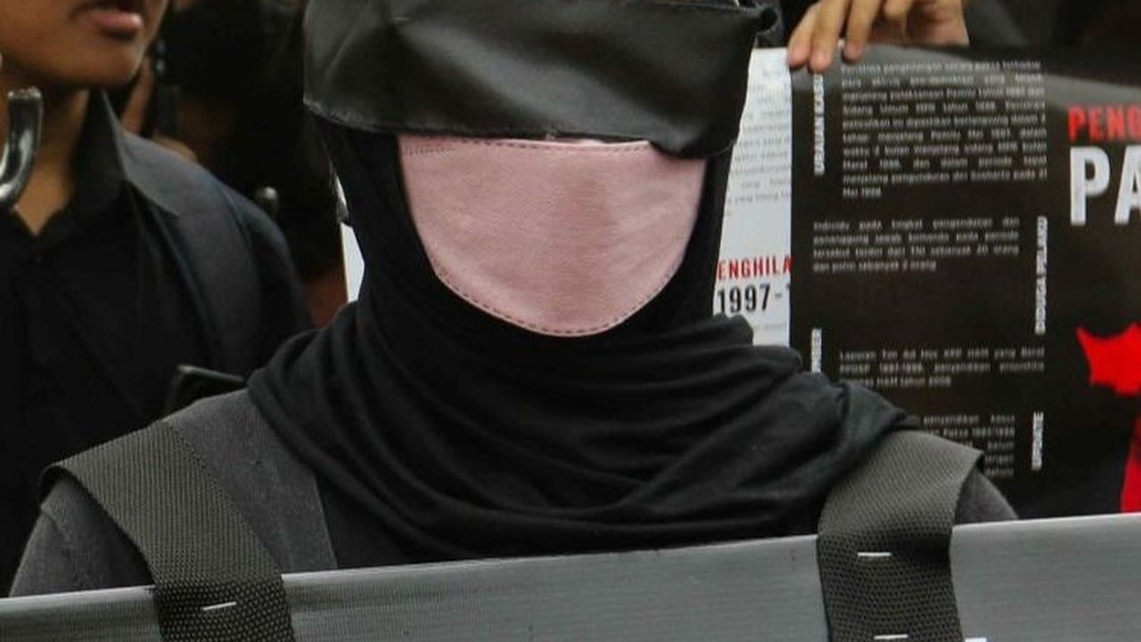 FOTO: Unjuk Rasa Aktivis HAM Berdiam Diri dan Menutup Mata Memperingati 17 Tahun Aksi Kamisan di Istana Negara