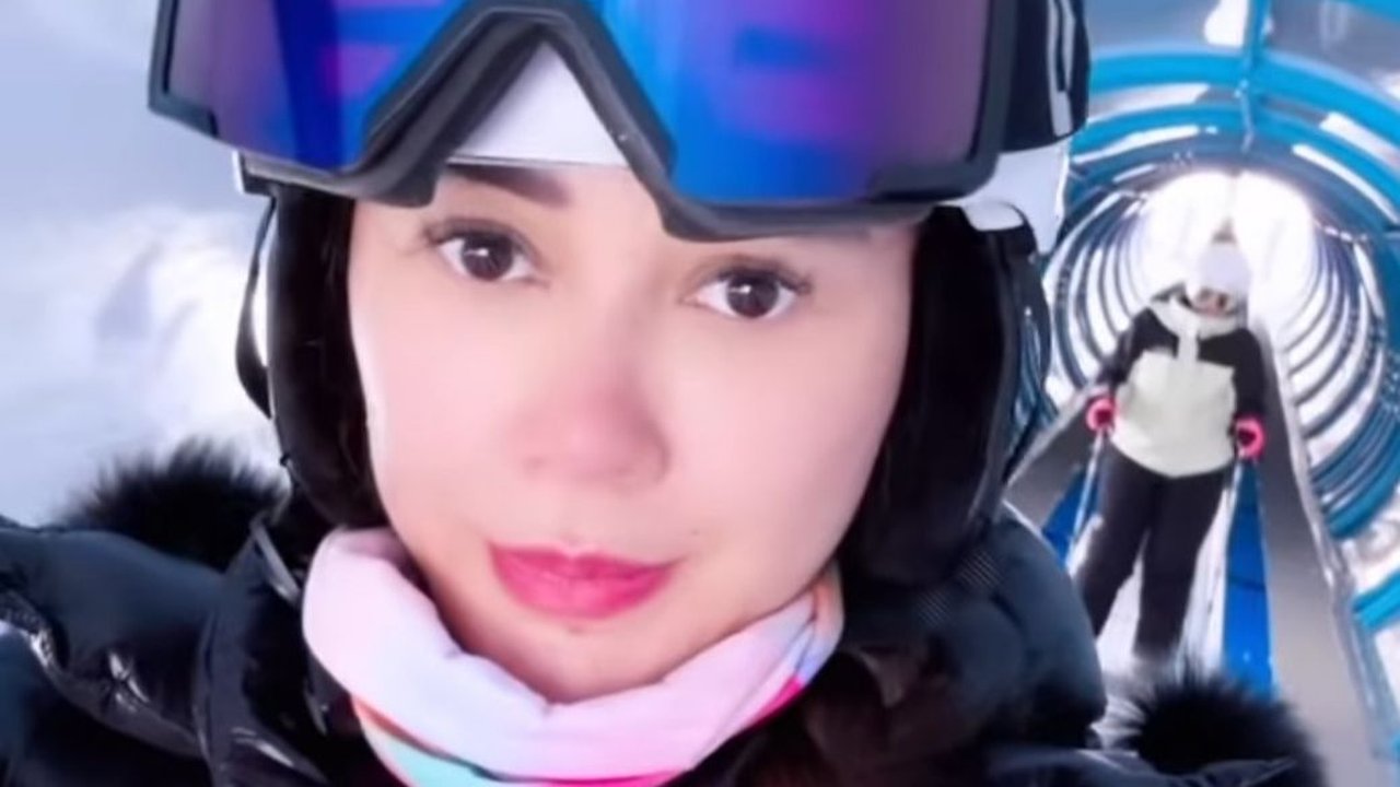 10 Gaya Aura Kasih saat Belajar Main Ski, Penampilannya Malah Bikin Salfok