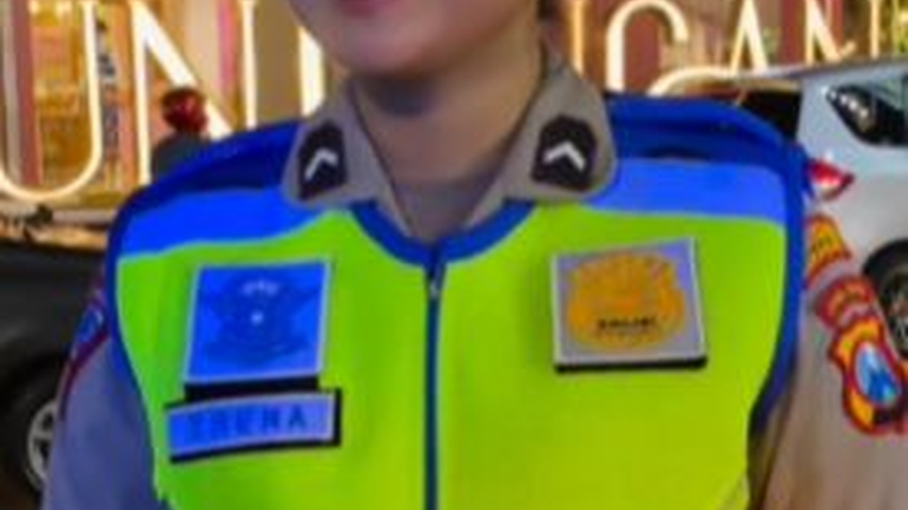 Sambil Tersenyum Manis, Polwan Cantik Ini Beri Pesan Begitu Mendalam Untuk Para Pengendara Motor & Mobil 'Gunakan Knalpot Standar'