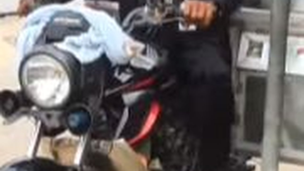 Ada Anggota 'DPR' Dagang Pentol, Selalu Kenakan Jas & Dasi saat Jualan Pakai Motor