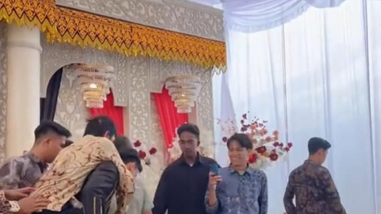 Momen Pengantin Pria Gendong Sahabat yang Tak Bisa Jalan saat Hadiri Nikahannya, Senang Sekaligus Haru