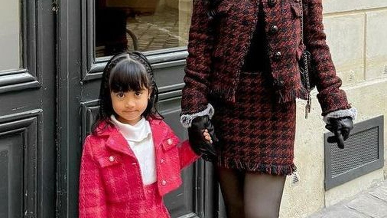 Sang Bunda Kerap Posting Baju dan Pose Seksi, Ini 8 Potret Menggemaskan Chava Saat Pakai Hijab