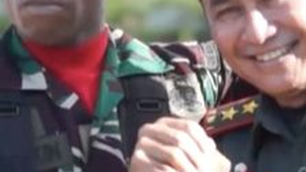 ⁠Prada TNI Berani-beraninya Pegang Pundak Mayjen Iwan Setiawan, Awalnya Sempat Hadap-hadapan Muka