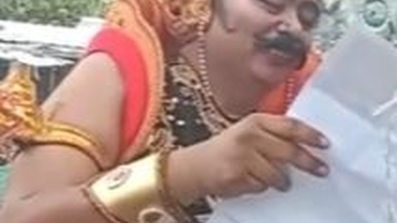 Kampanye Unik Caleg di Kendal, Keliling Pakai Kostum Gatotkaca Ajak Warga Tak Golput