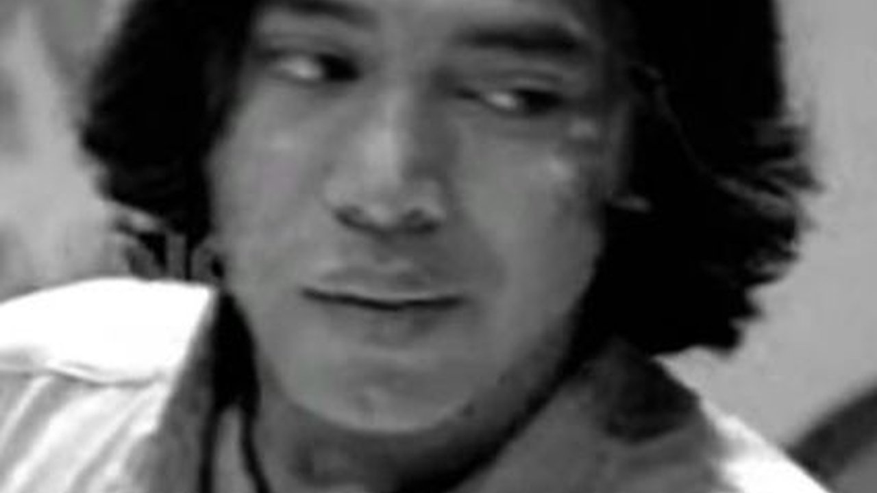 Gaya Rambut Belah Dua, Potret Ganteng Komedian Legendaris Komeng di Masa Muda