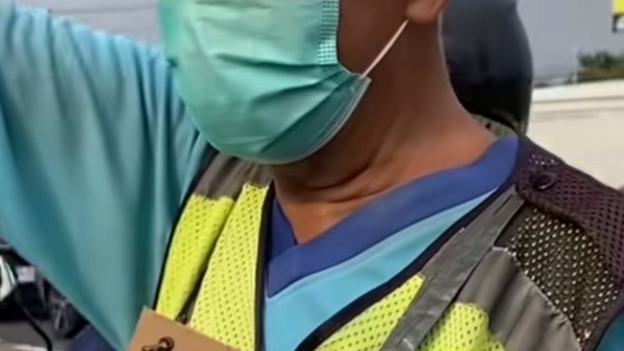 Keren! 'Pak Ogah' di Sidoarjo Terima Pemberian Tip via QRIS