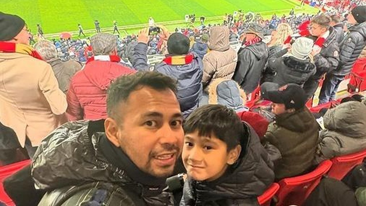 Nonton Langsung ke Stadion, ini 10 Momen Keseruan Raffi Ahmad dan Rafathar Saksikan Pertandingan Liverpool di Anfield