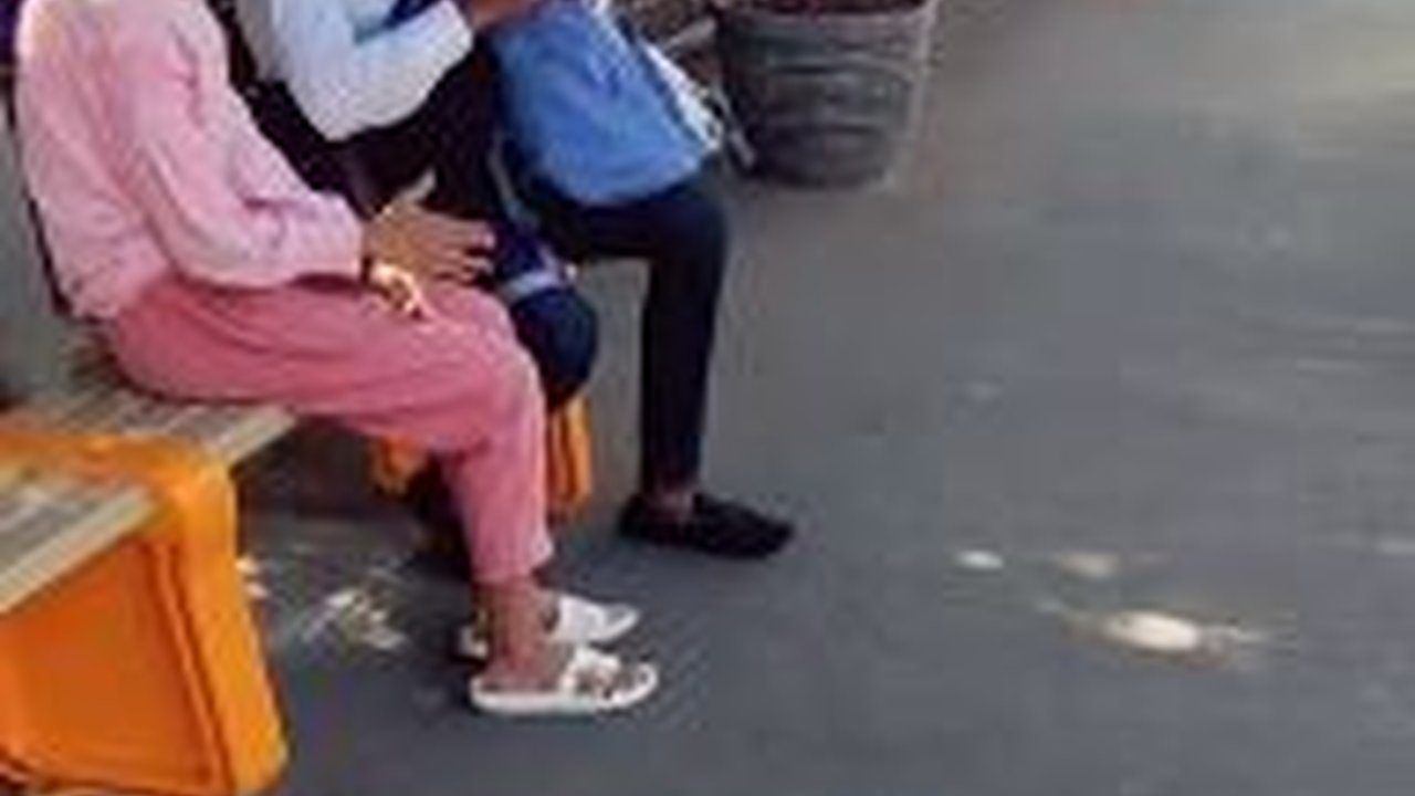 Begitu Manis, Pria Ini Tak Gengsi Tunjukkan Sayang ke Putrinya di Peron Stasiun, 'Ayah Adalah Cinta Pertama Sang Anak'