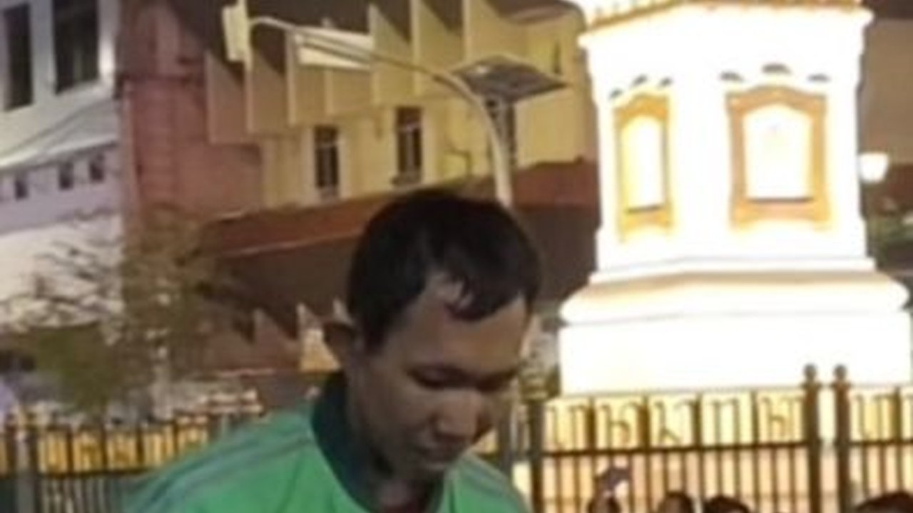 Viral Momen Ojek Online Antar Pesanan Makanan Klien yang Rayakan Tahun Baru di Tugu Jogja, Tuai Sorotan